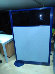 Biombo de separación con cristal.