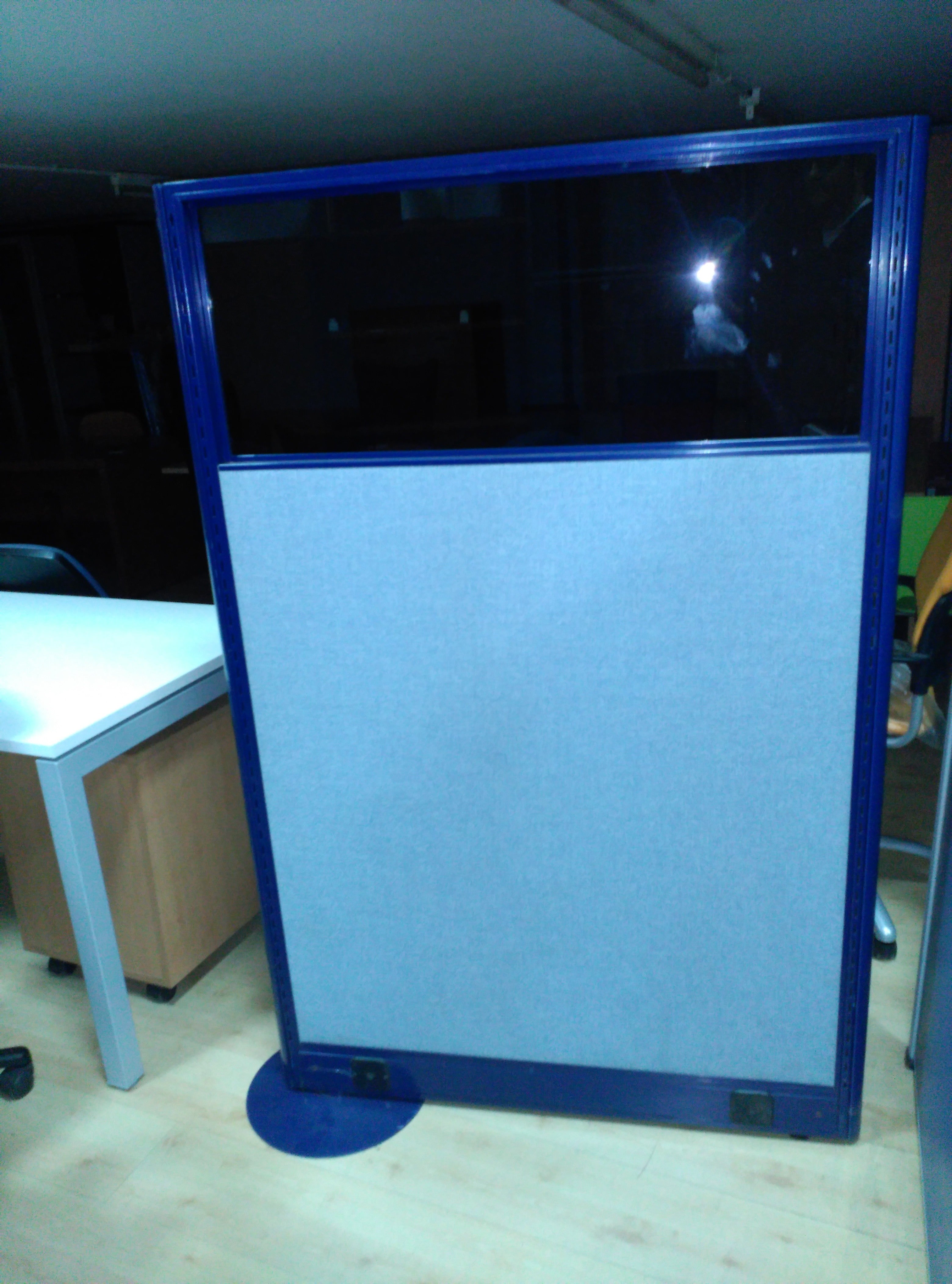 Biombo de separación con cristal.