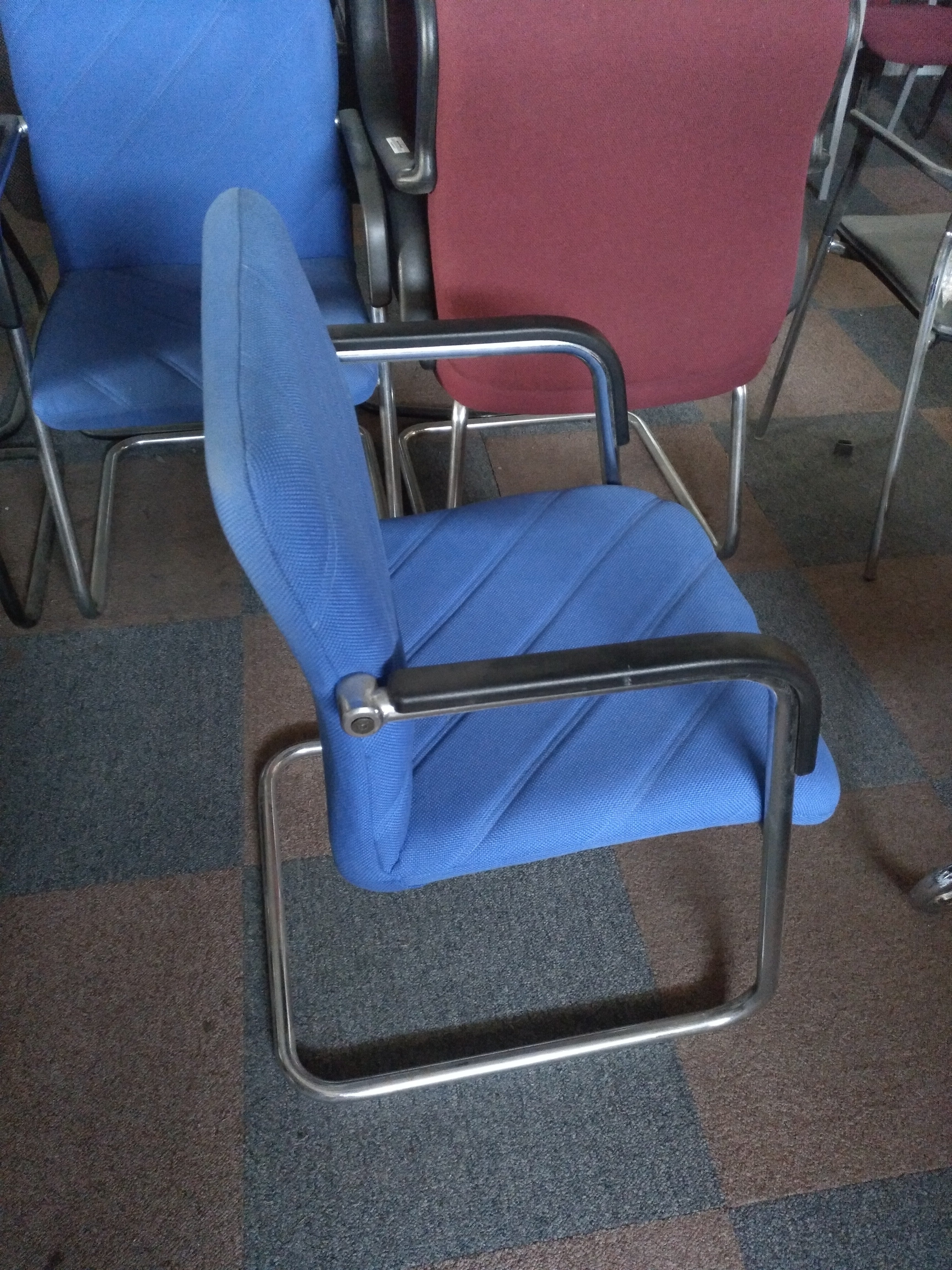 Sillón confidente con tapizado nuevo.