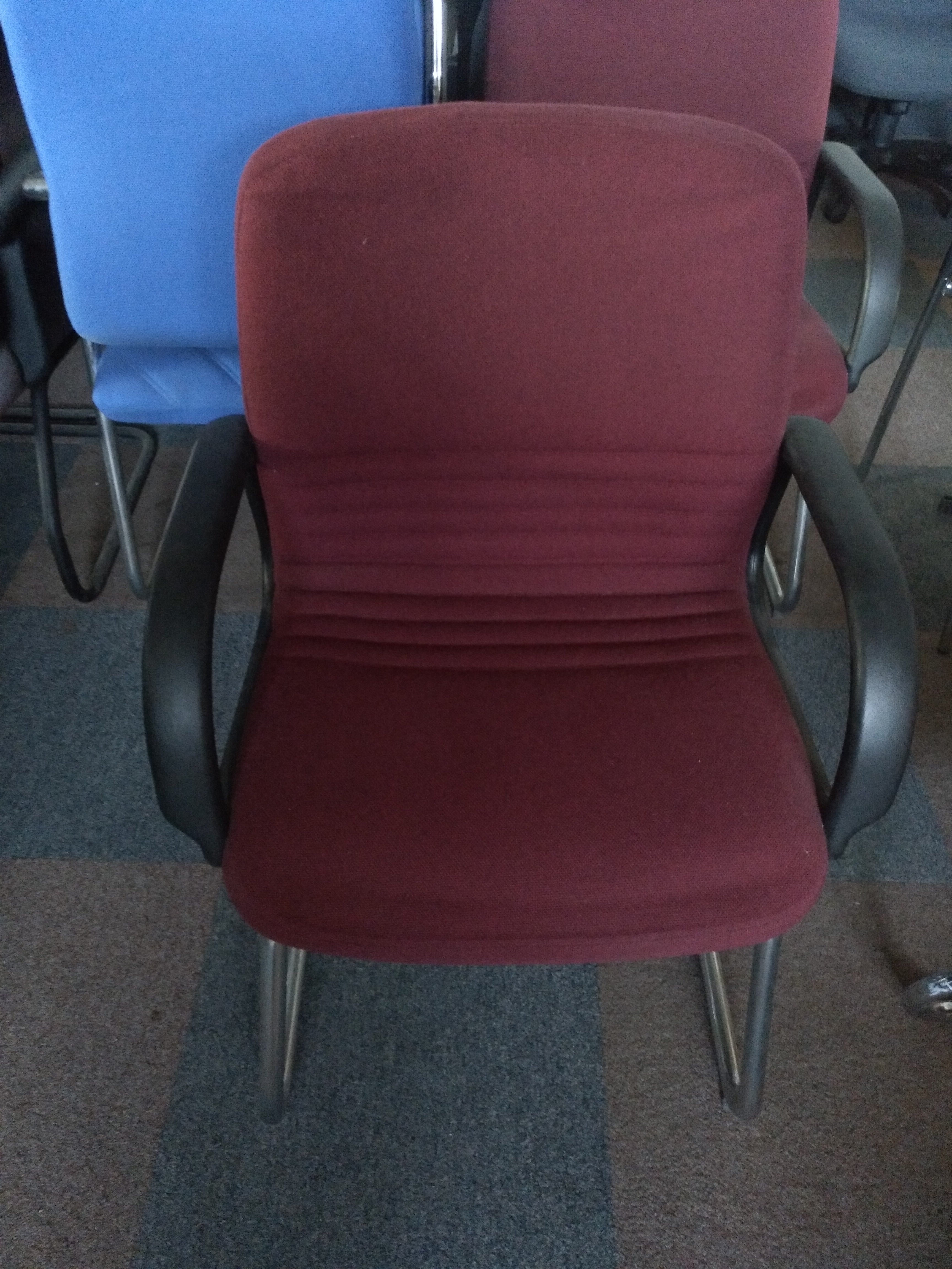 Sillón fijo granate.