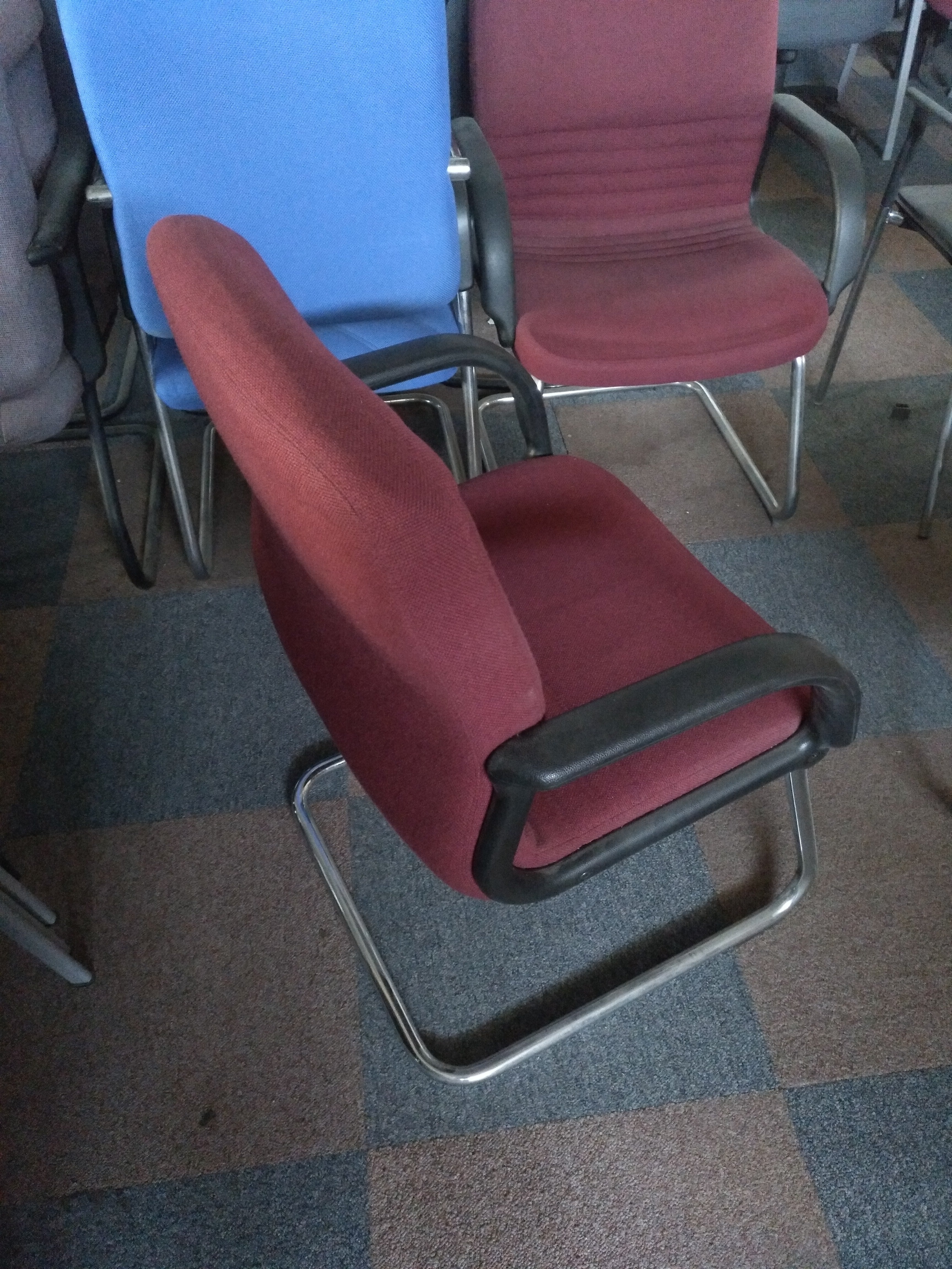 Sillón fijo granate.