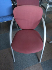 Silla fija con brazos.