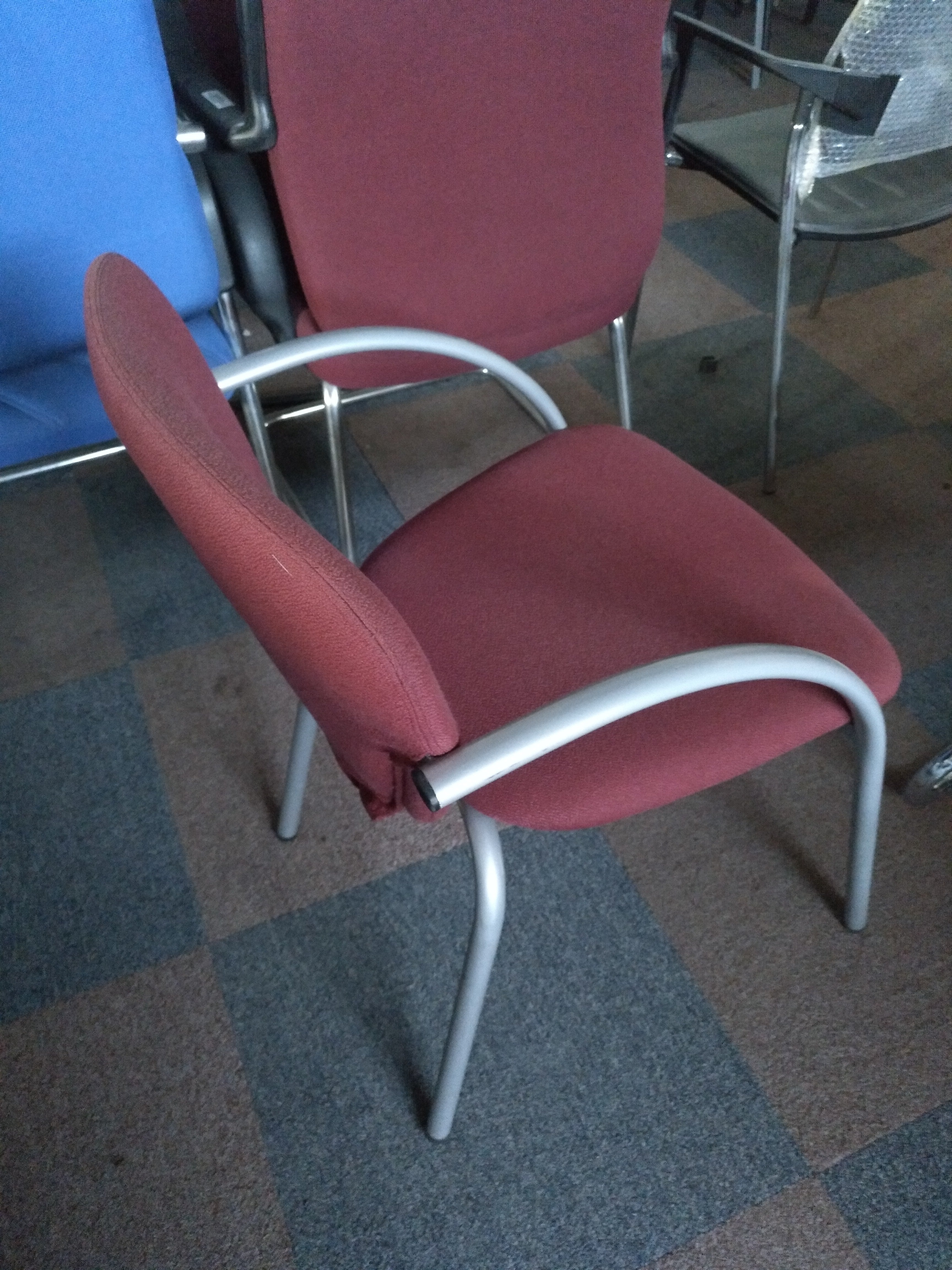 Silla fija con brazos.