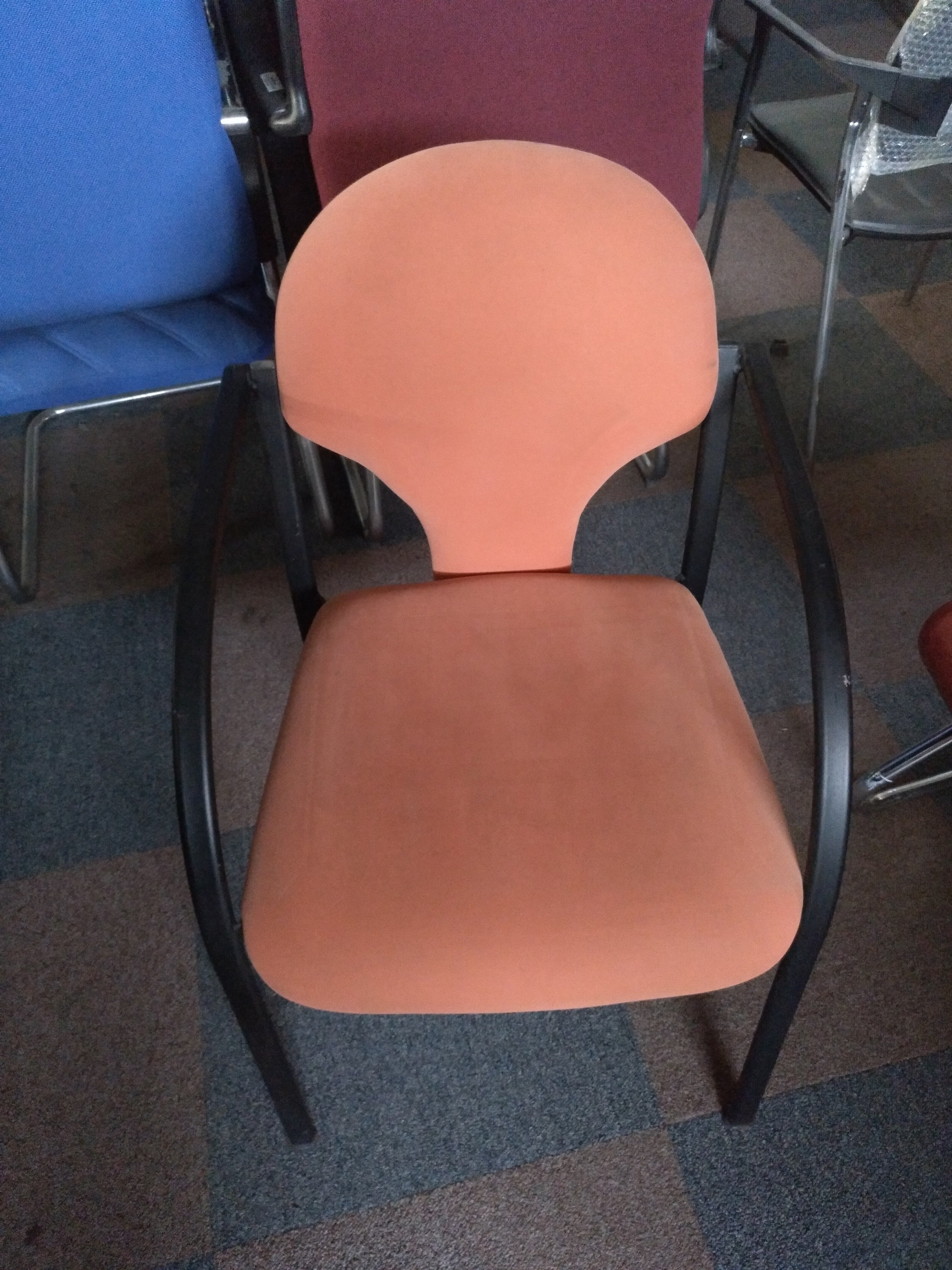 Silla fija con brazos.