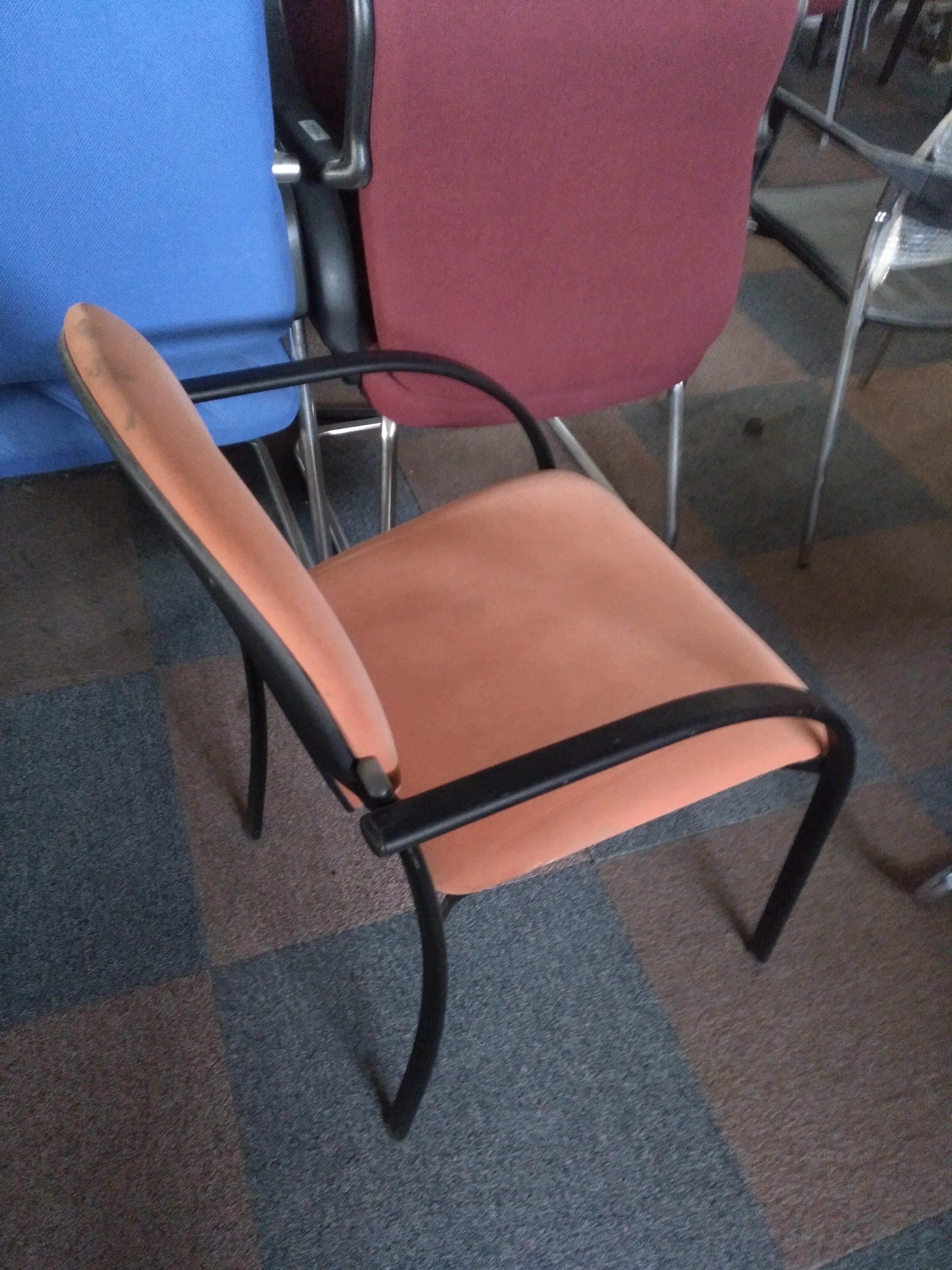 Silla fija con brazos.