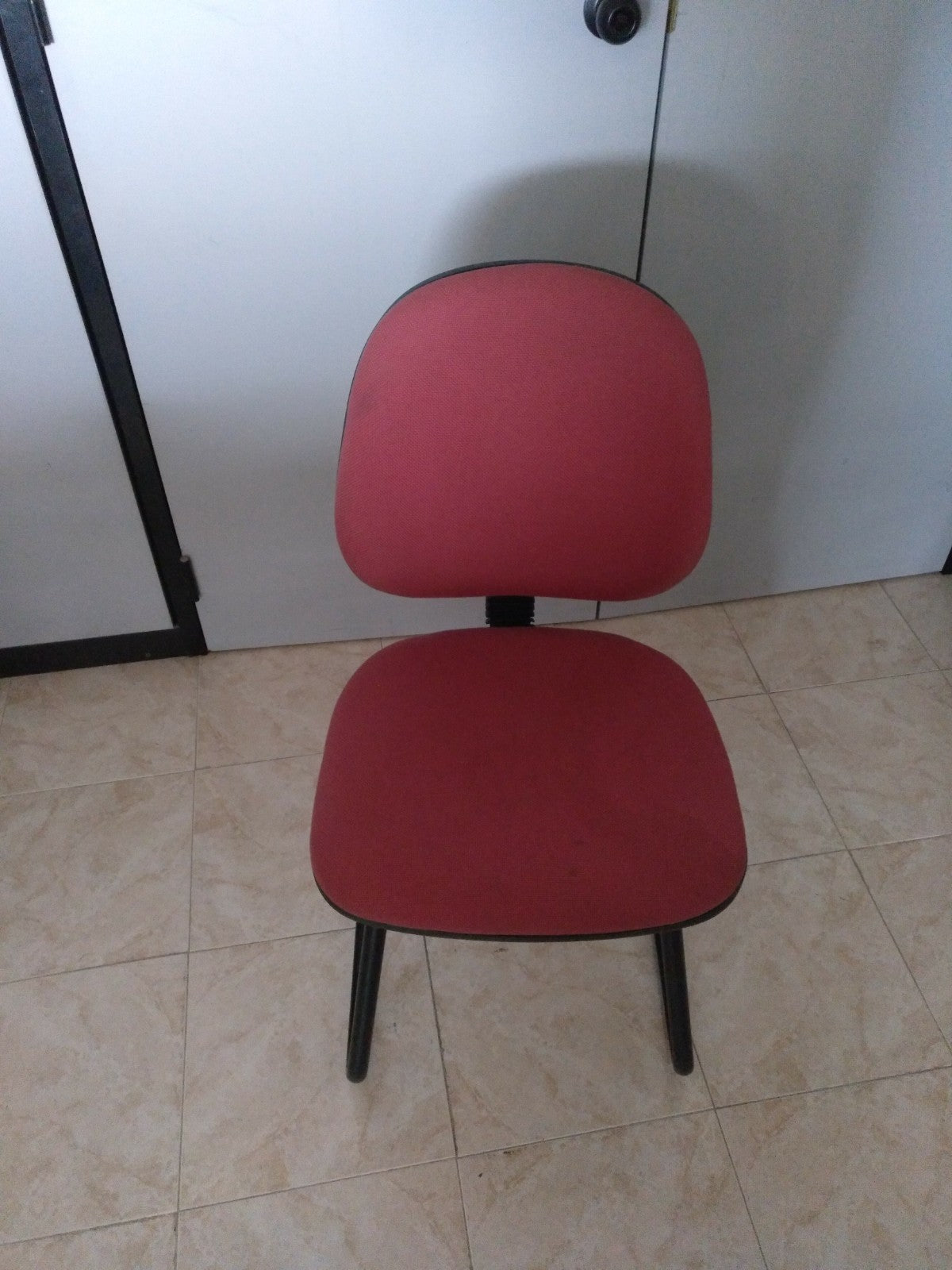 Silla fija sin brazos.