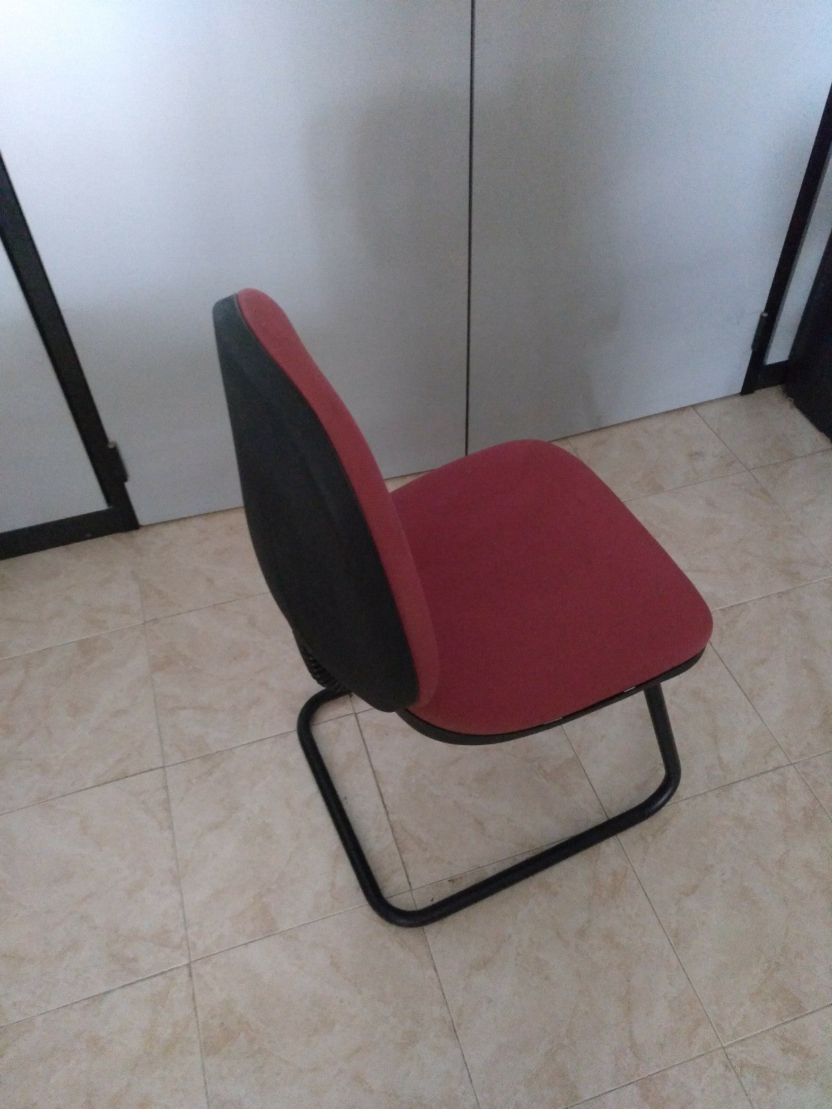 Silla fija sin brazos.