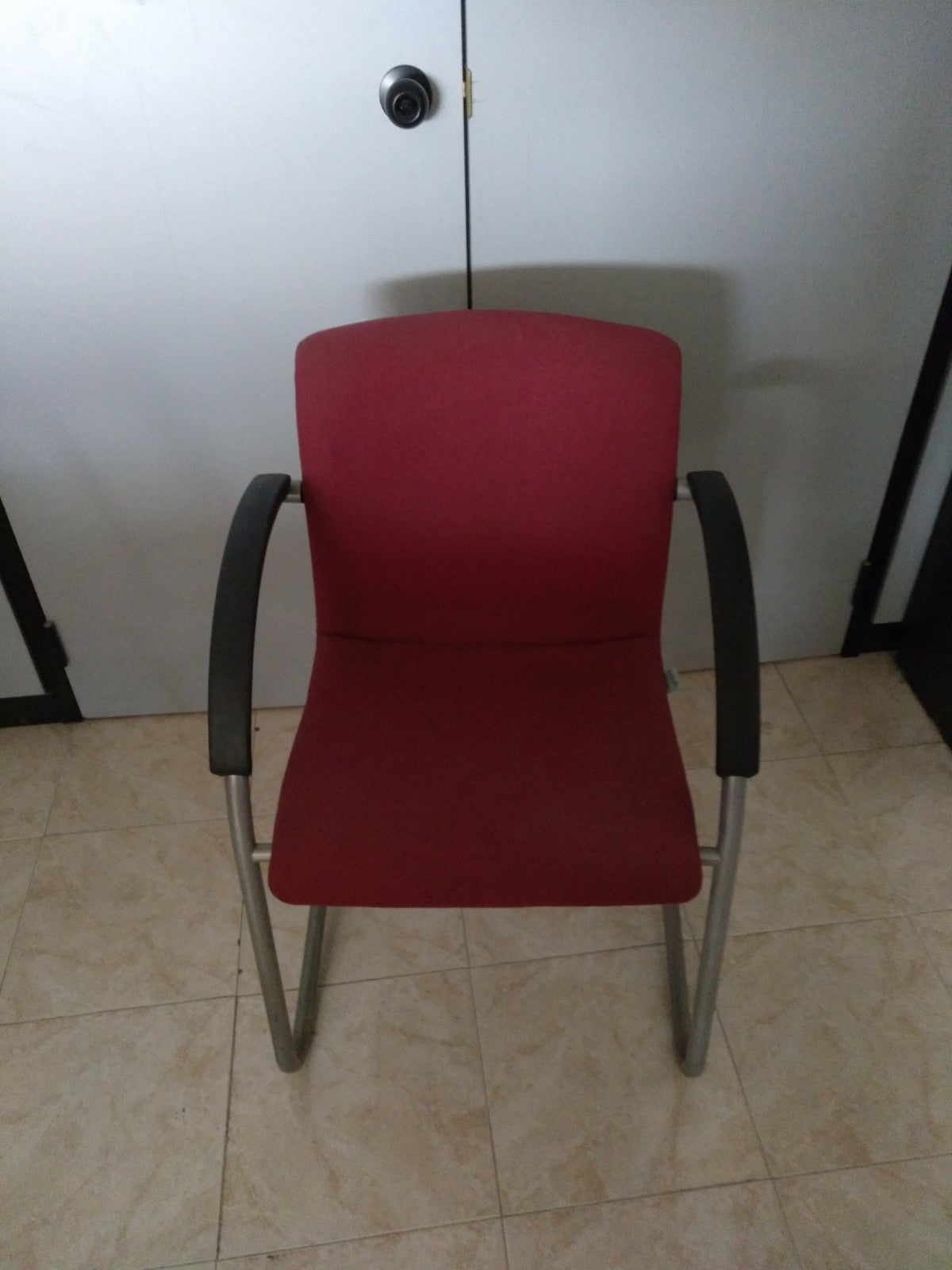 Silla giratoria de patín con brazos.