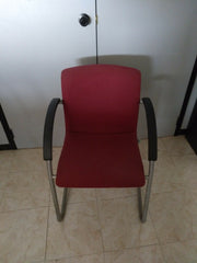 Silla giratoria de patín con brazos.