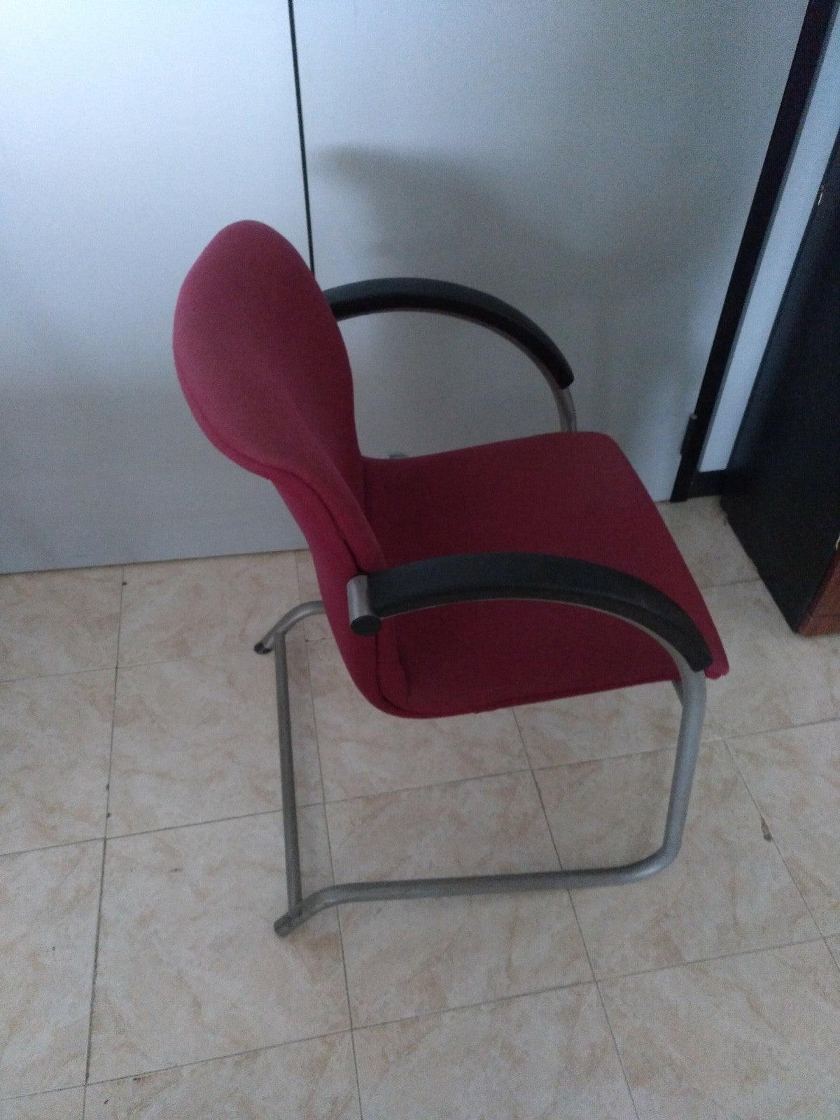 Silla giratoria de patín con brazos.