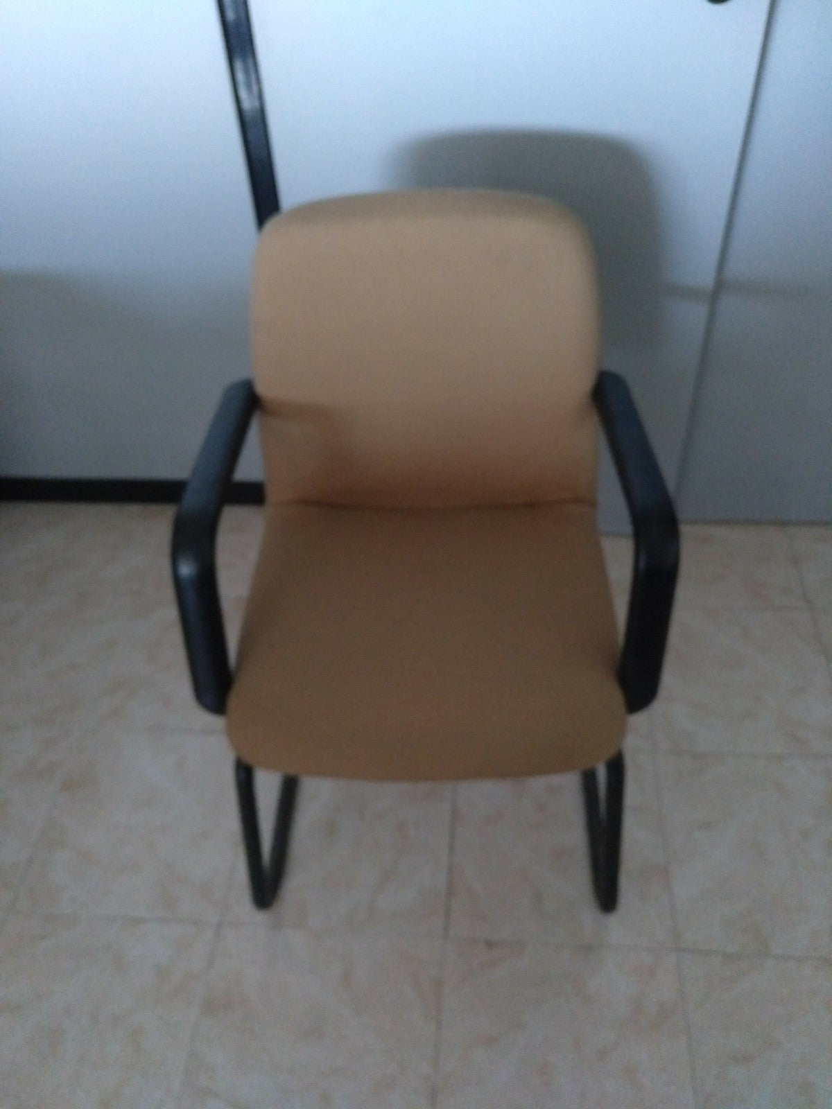 Sillón confidente beige.