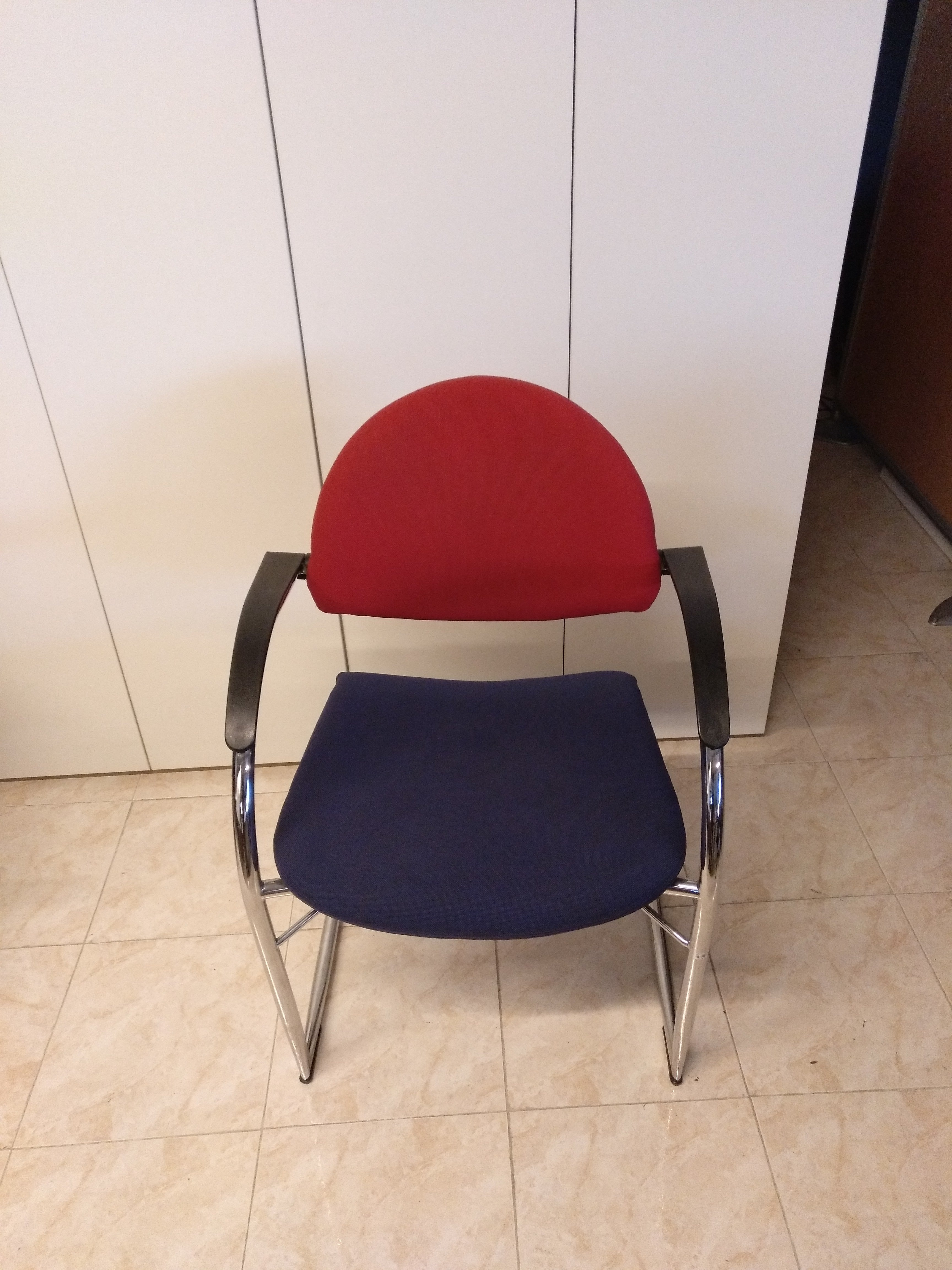 Silla fija con brazos.