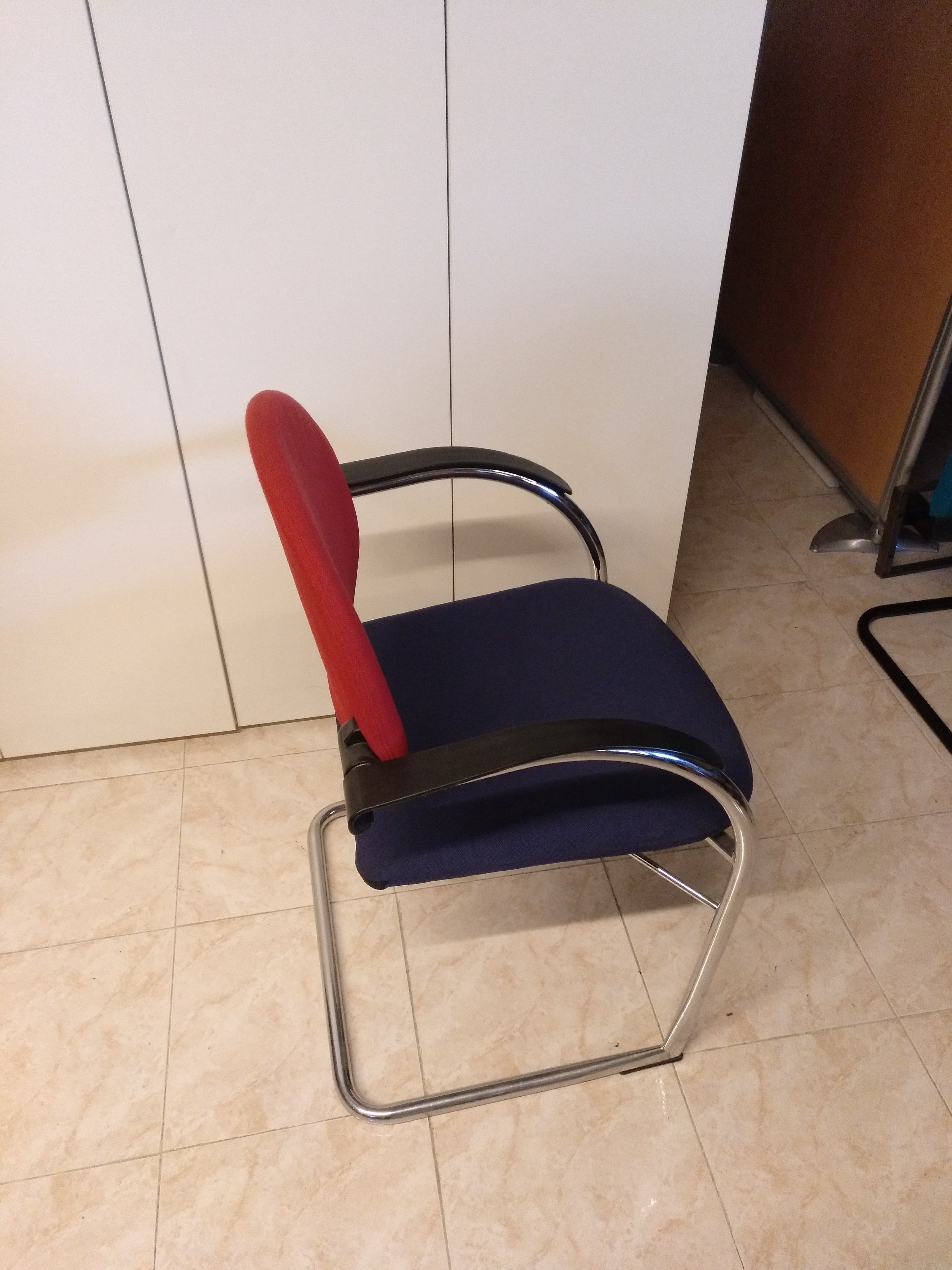 Silla fija con brazos.