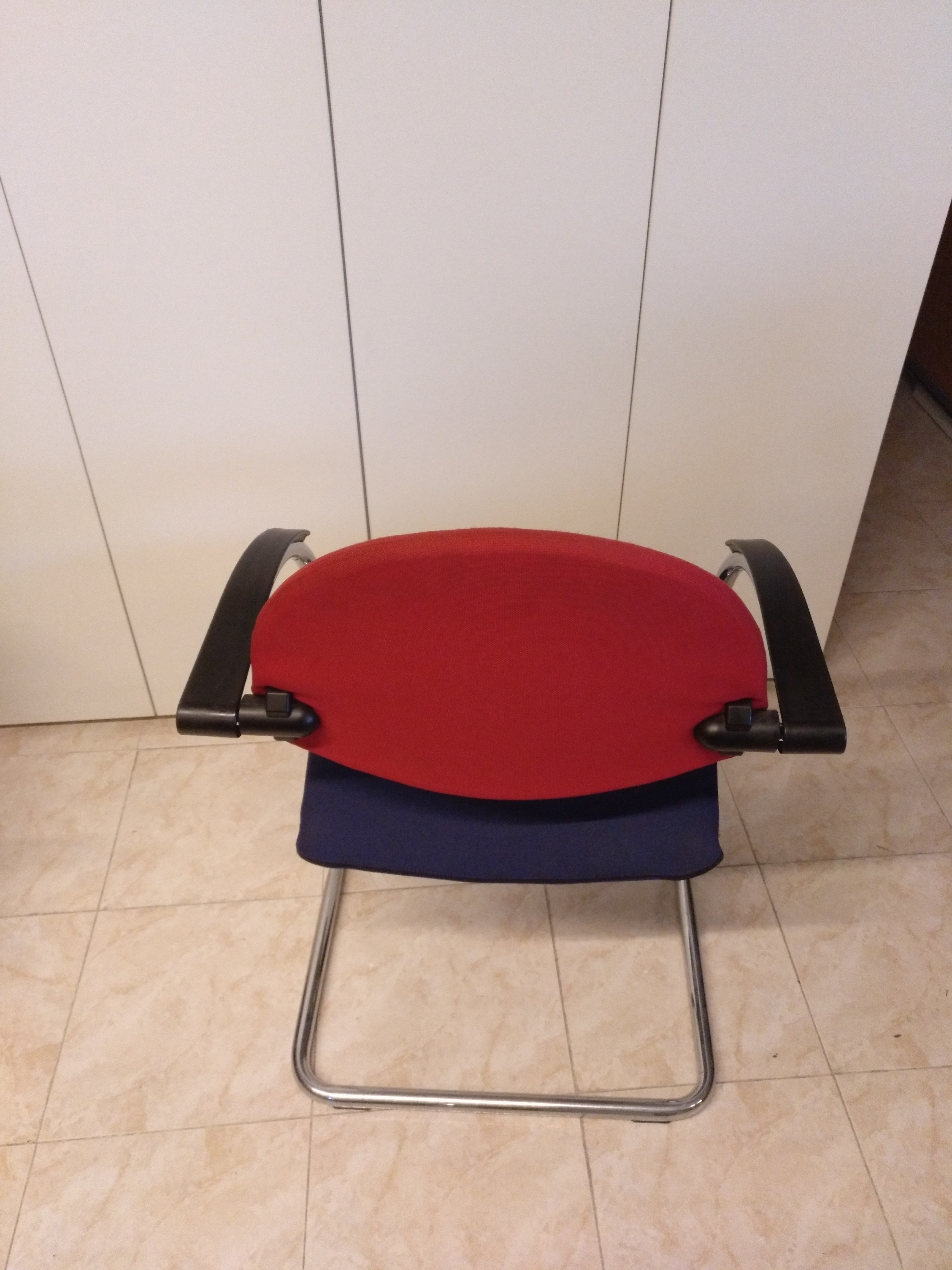 Silla fija con brazos.