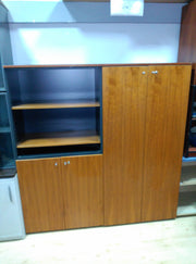 Armario unidos de madera barnizada.