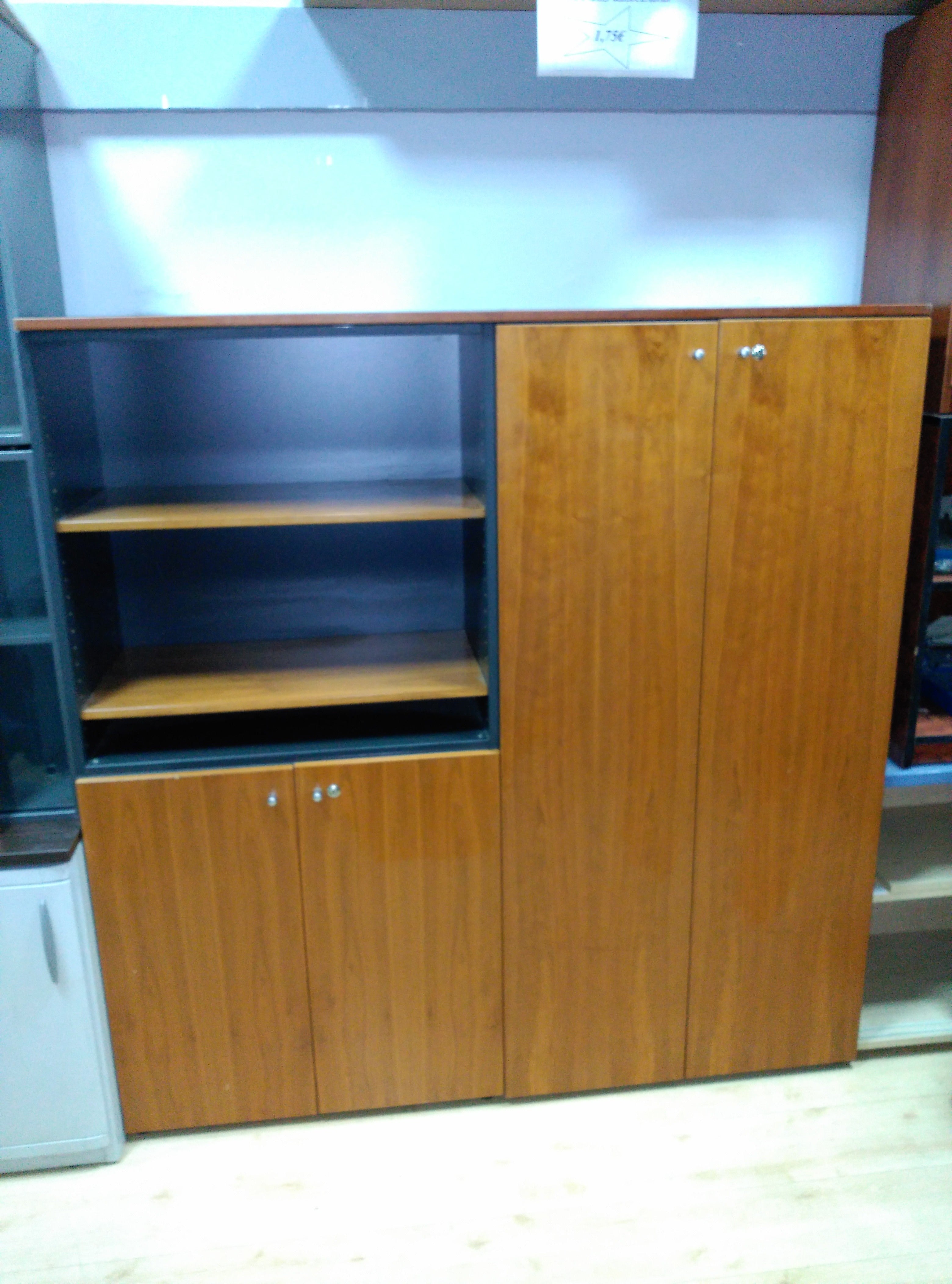 Armario unidos de madera barnizada.