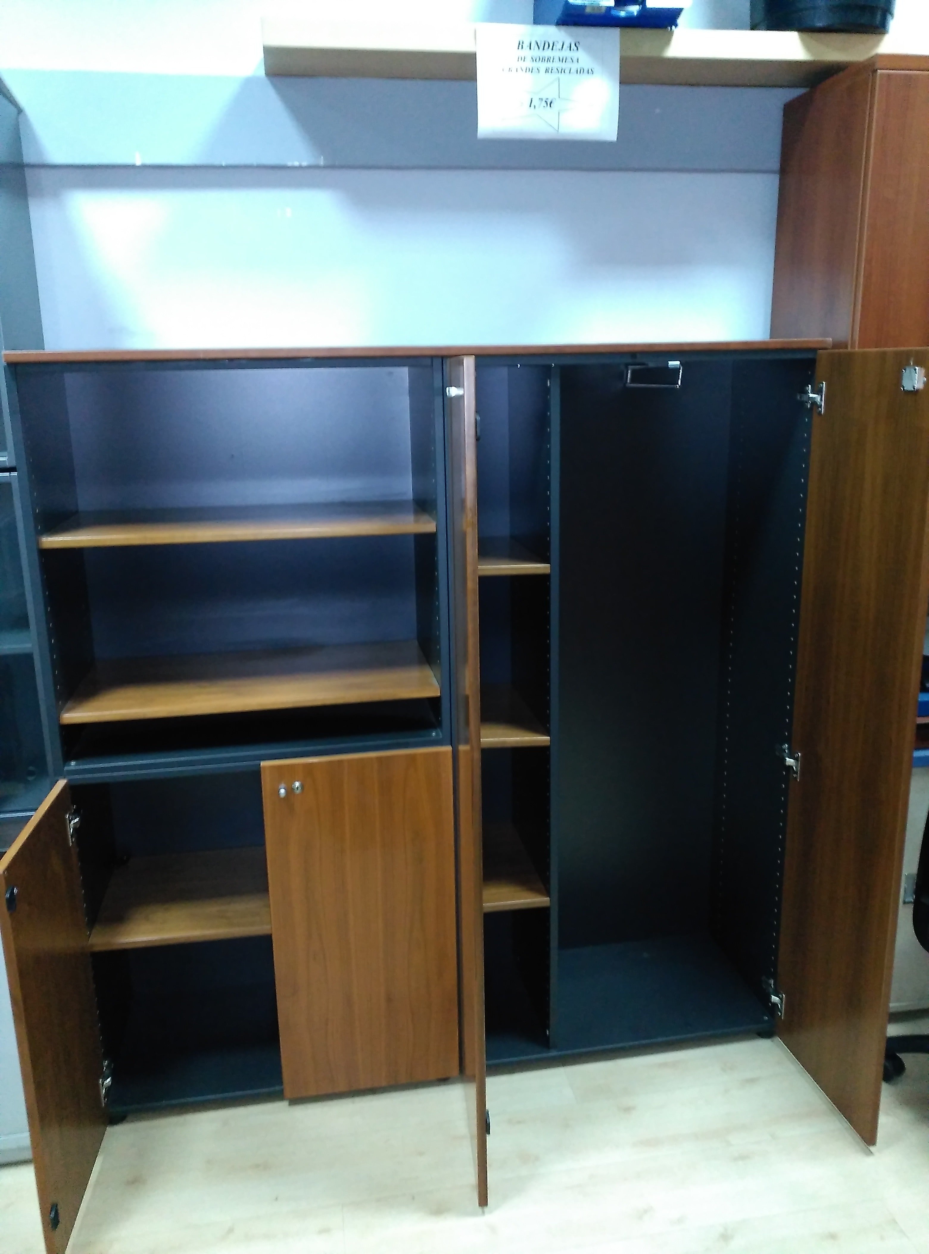 Armario unidos de madera barnizada.