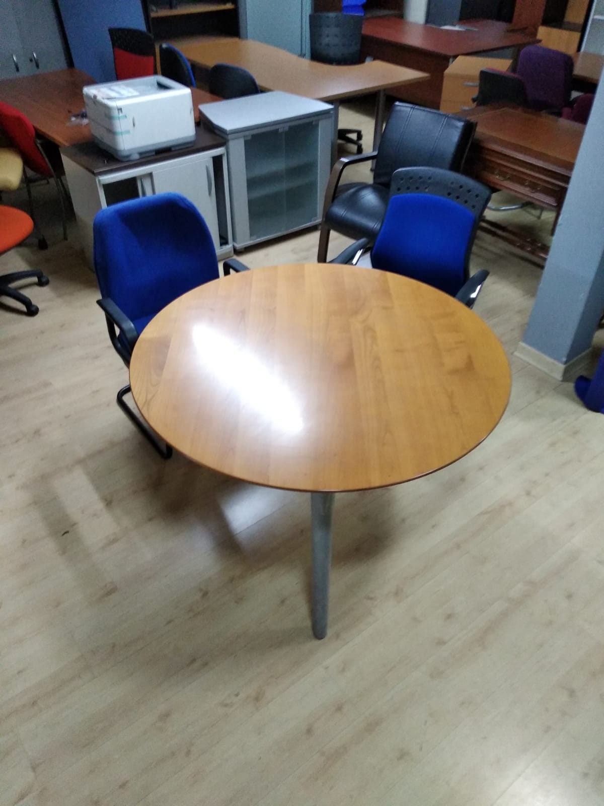 Mesa de reuniones circular.