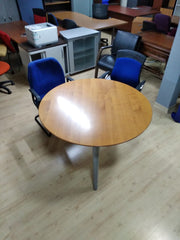 Mesa de reuniones circular.