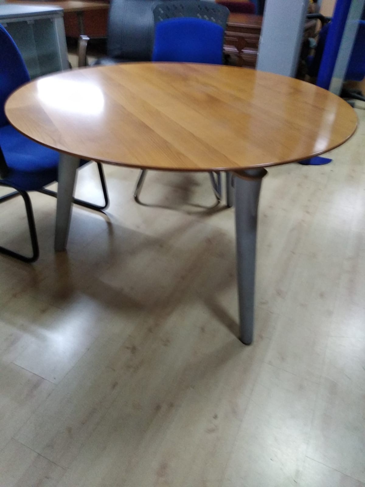 Mesa de reuniones circular.