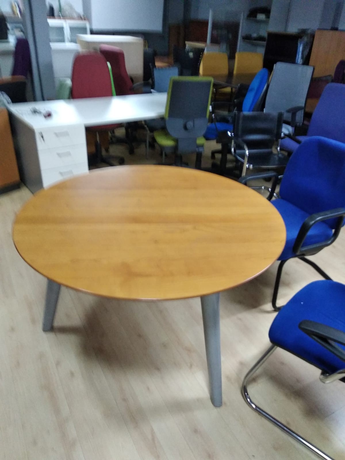 Mesa de reuniones circular.