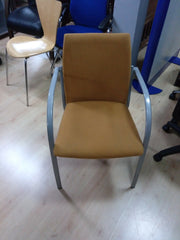 Silla fija con brazos.