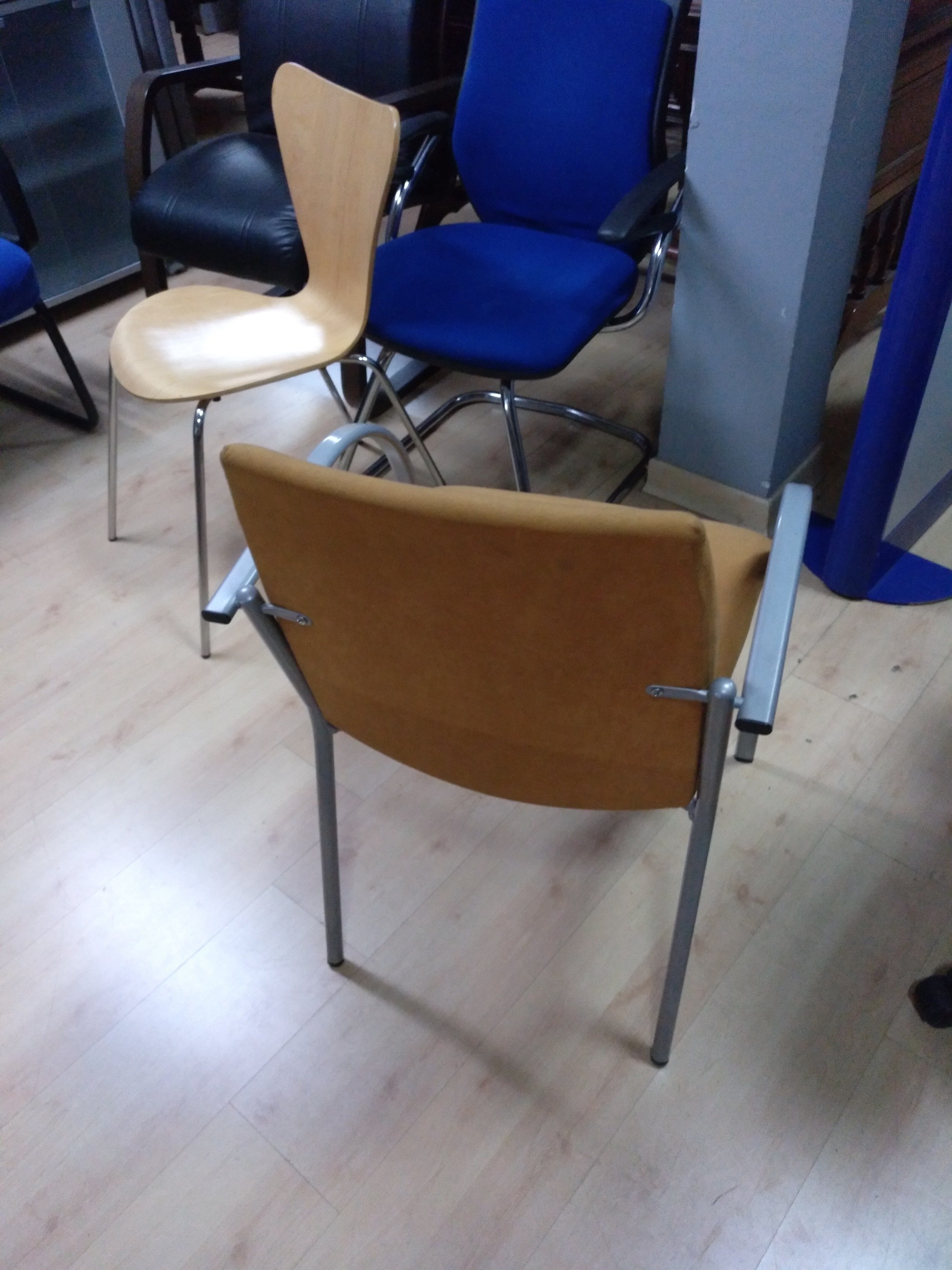 Silla fija con brazos.