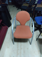 Silla fija con brazos.