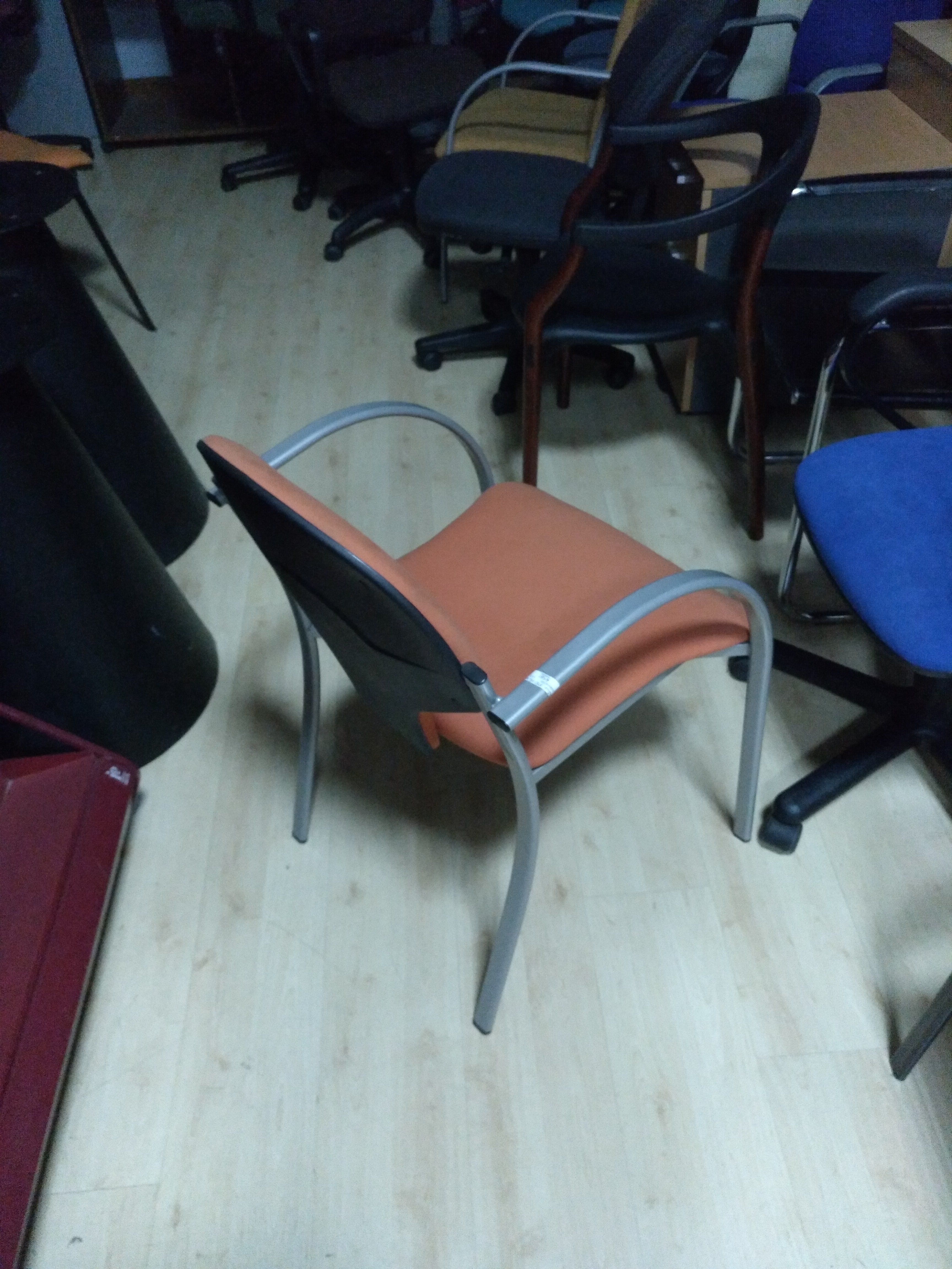 Silla fija con brazos.