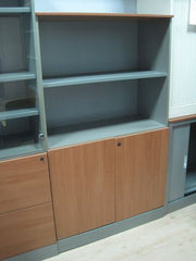 Armario con puertas bajas.