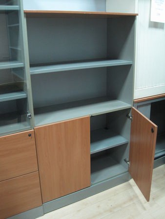 Armario con puertas bajas.