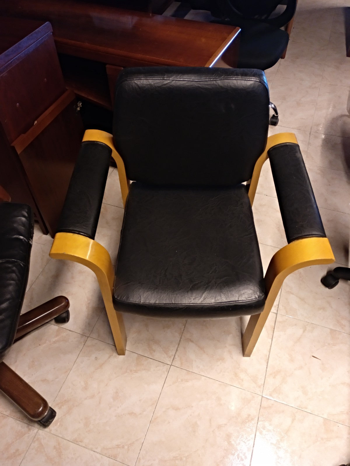 Silla para sala de espera en piel.