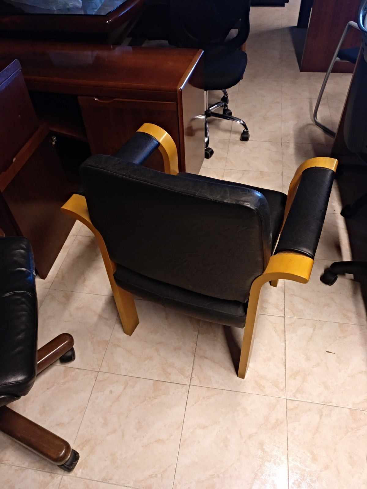 Silla para sala de espera en piel.