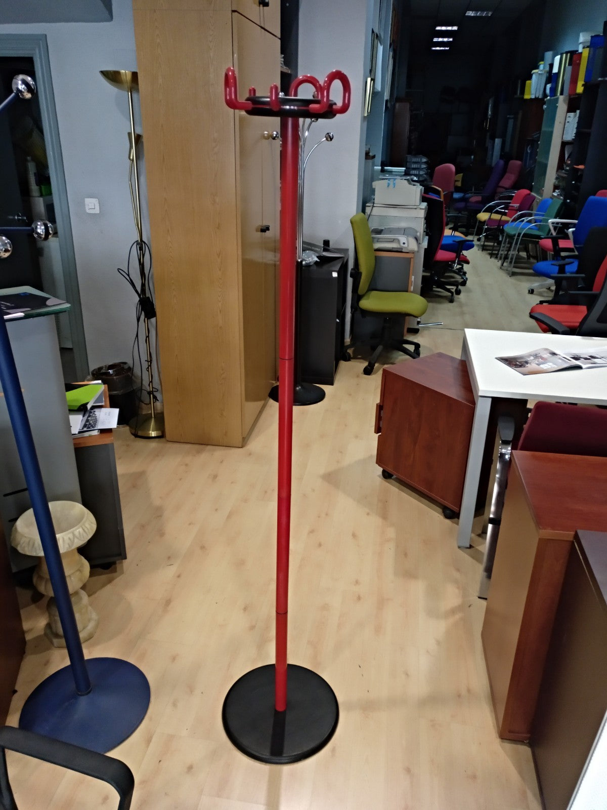 Perchero rojo con peana negra.