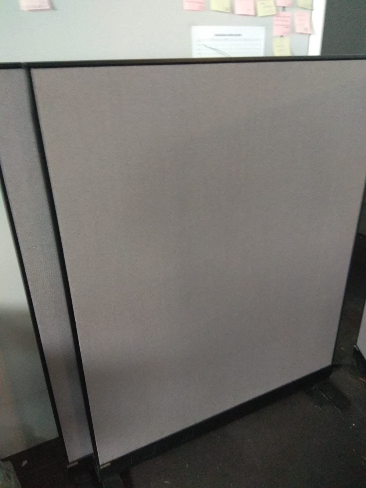 Biombos de tela color gris.