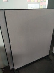 Biombos de tela color gris.