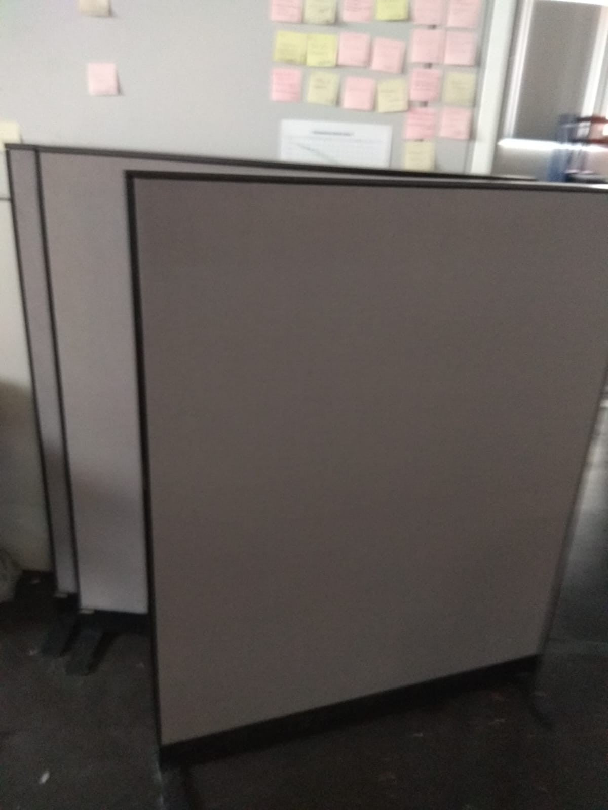 Biombos de tela color gris.