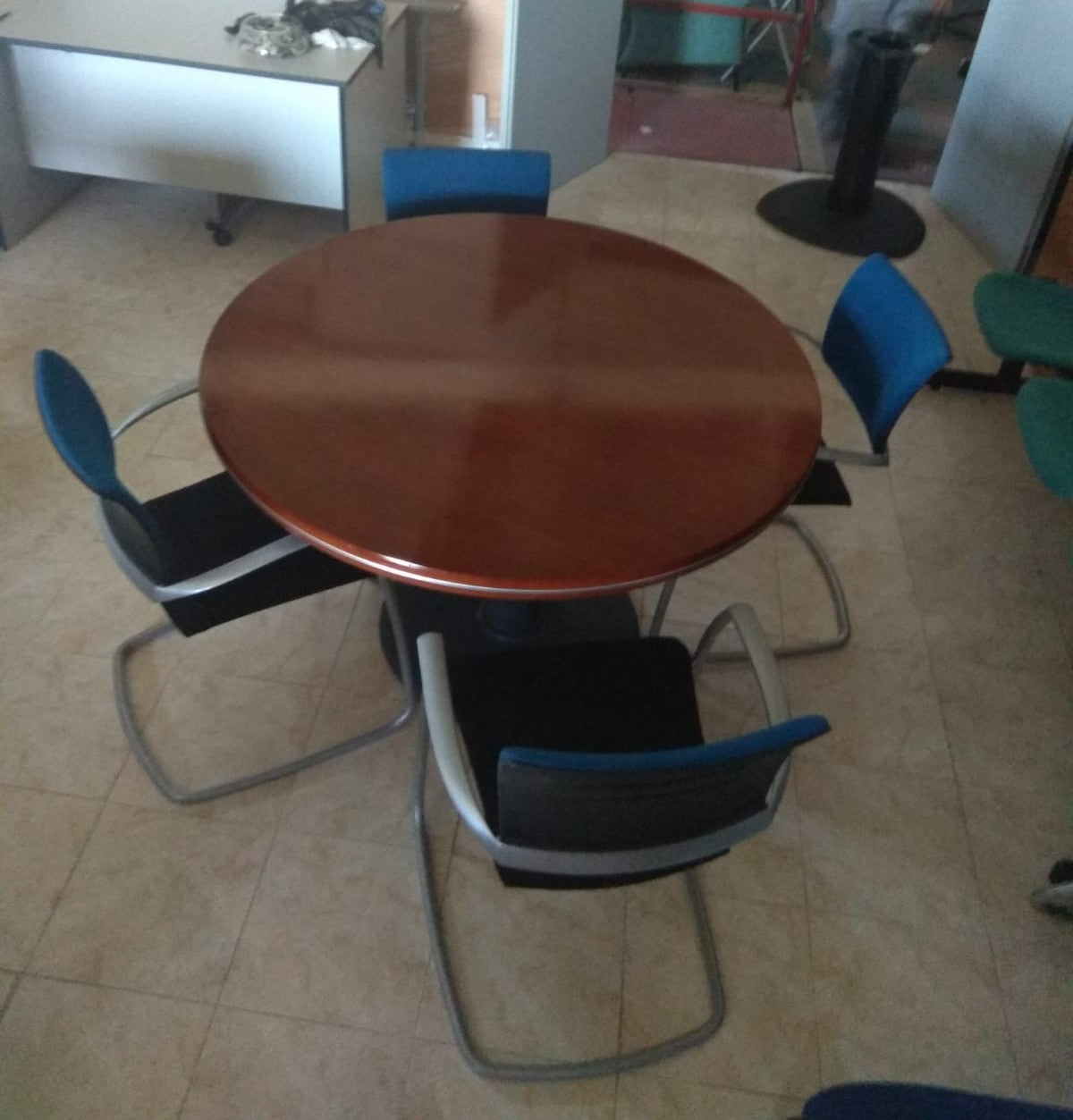 Mesa de reuniones con encimera barnizada.