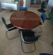 Mesa de reuniones con encimera barnizada.