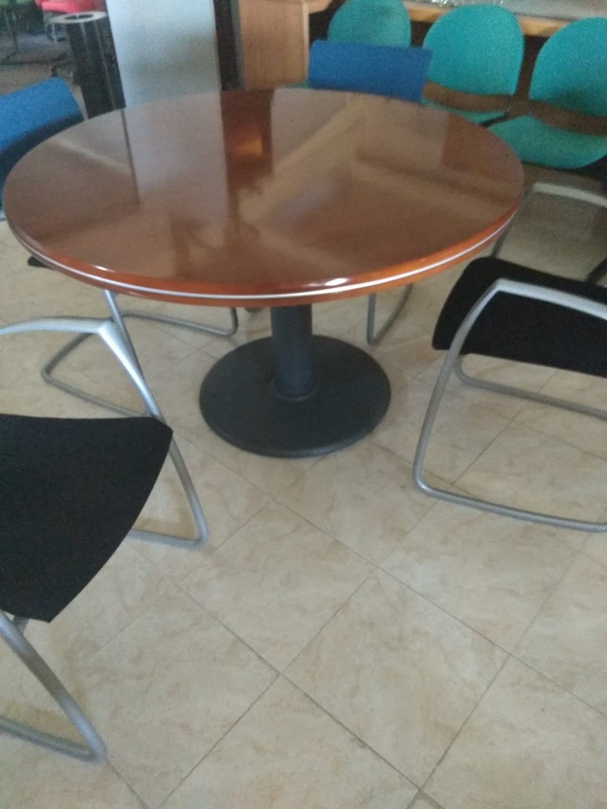 Mesa de reuniones con encimera barnizada.