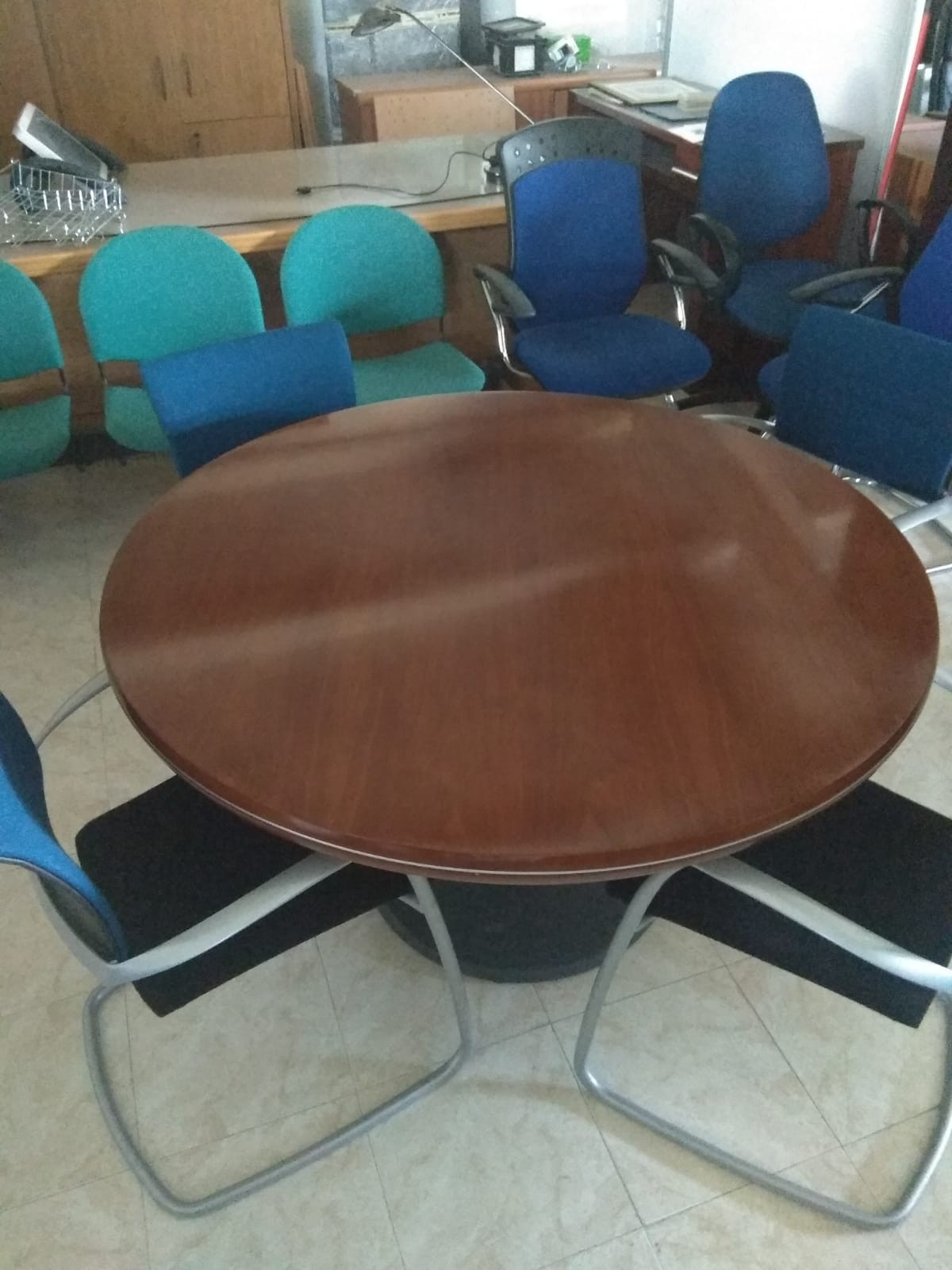 Mesa de reuniones con encimera barnizada.