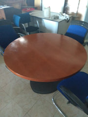 Mesa de reuniones circular.