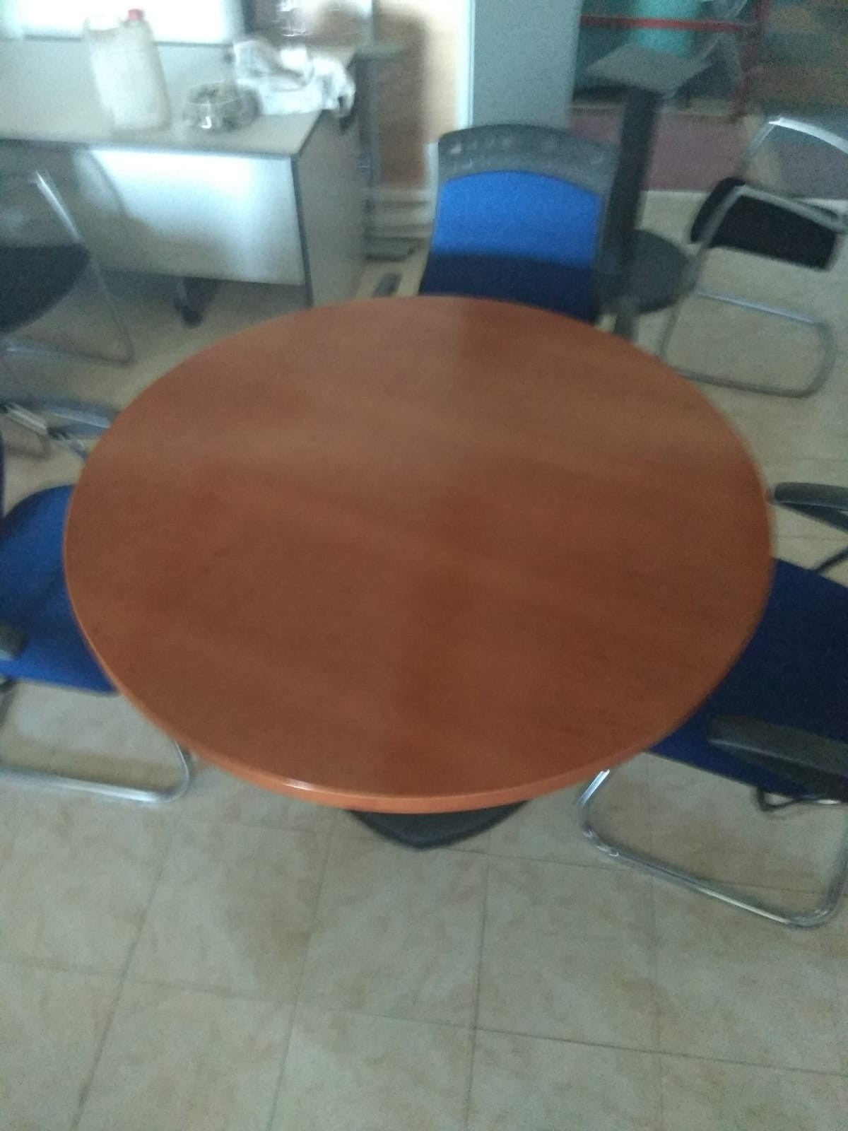 Mesa de reuniones circular.