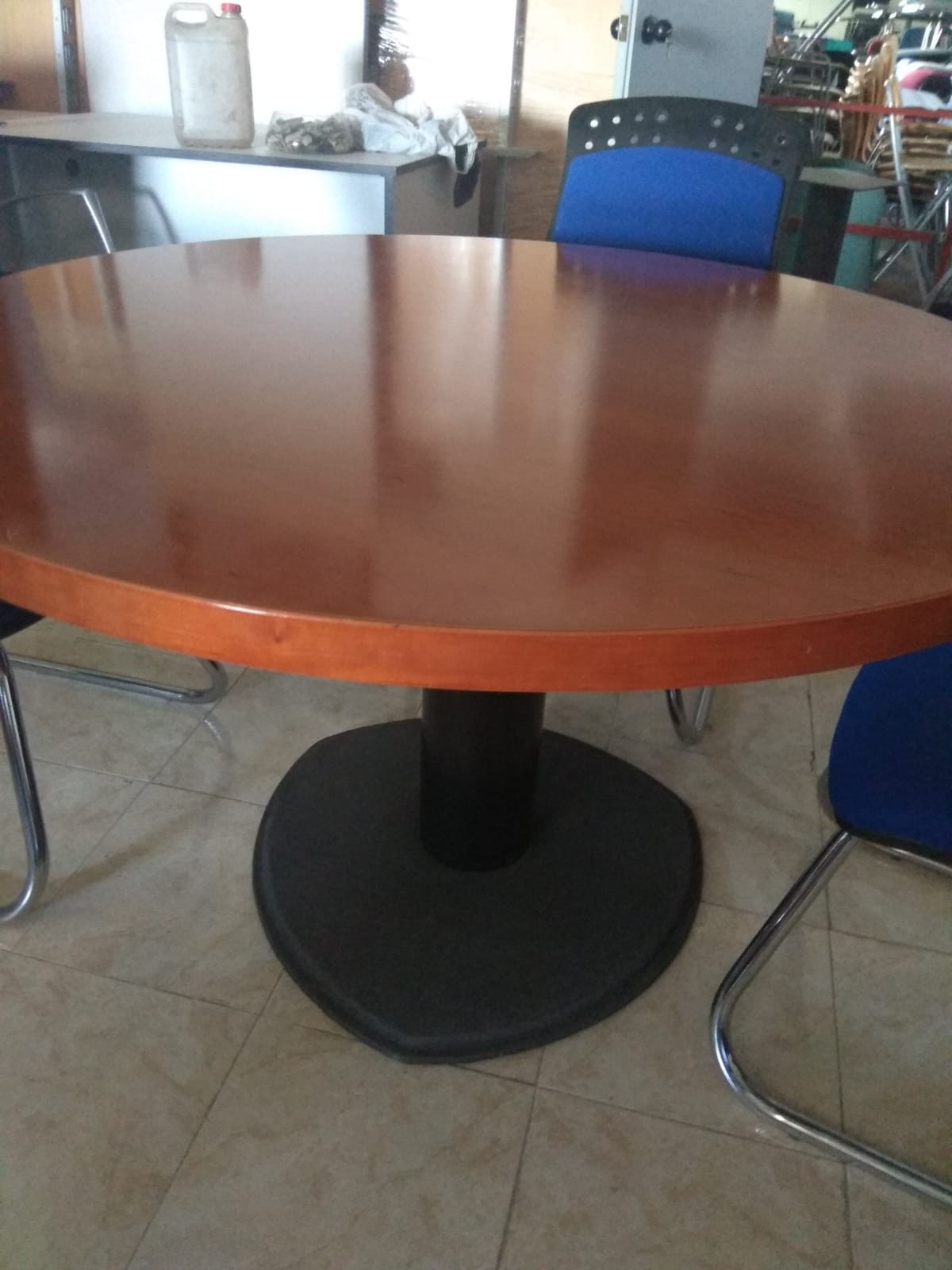 Mesa de reuniones circular.