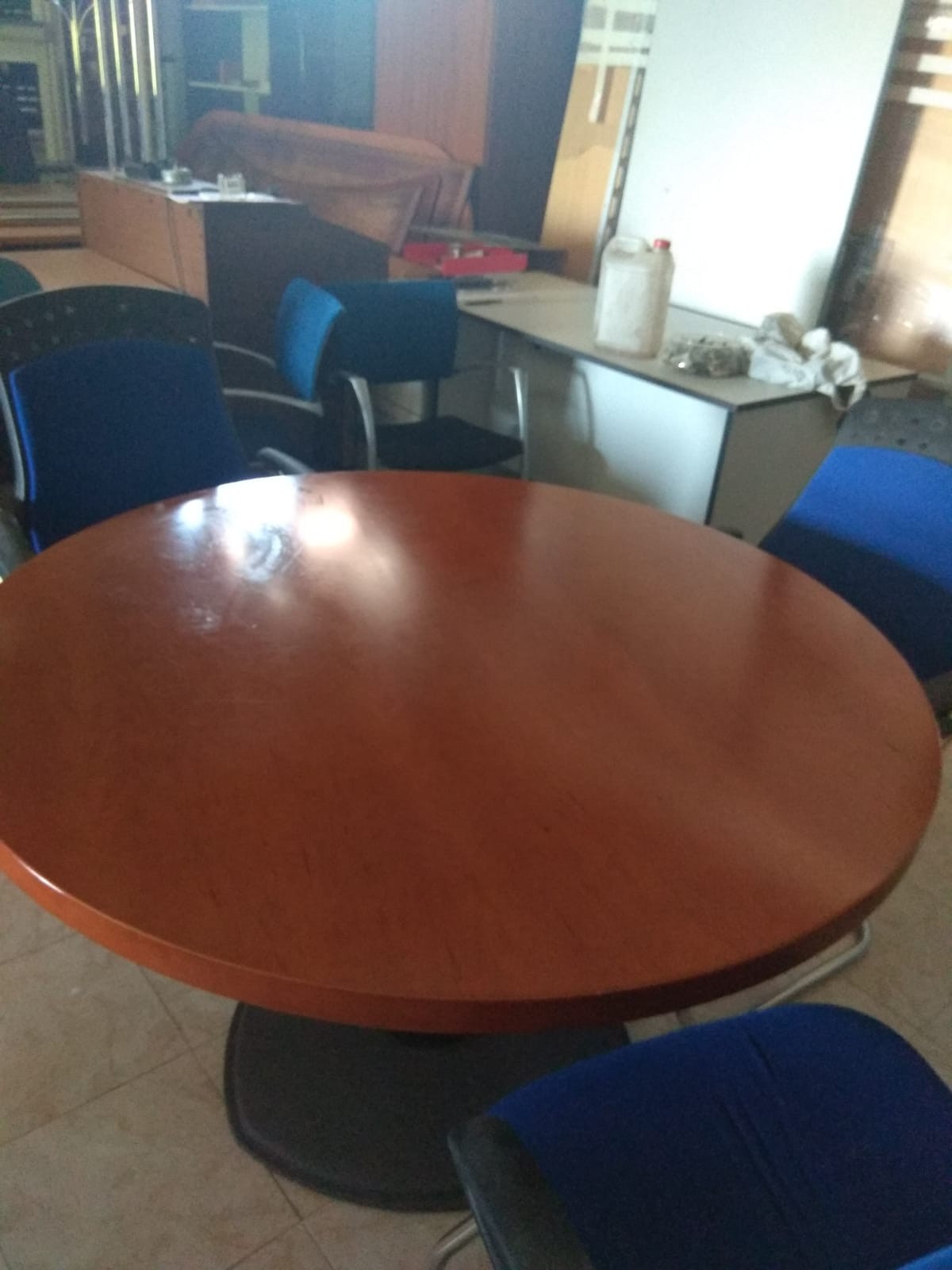 Mesa de reuniones circular.