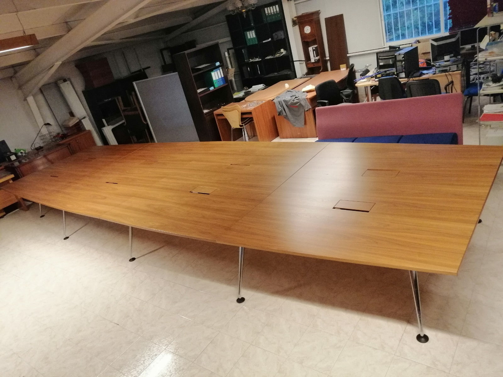 Mesa de reuniones nogal americano.