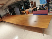 Mesa de reuniones nogal americano.