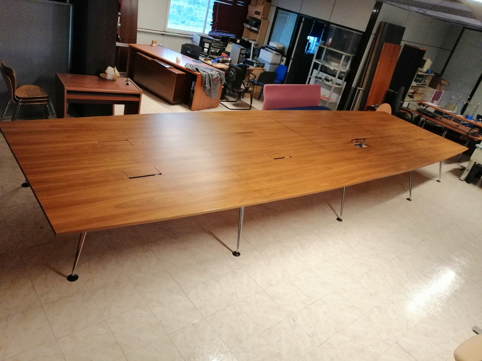 Mesa de reuniones nogal americano.