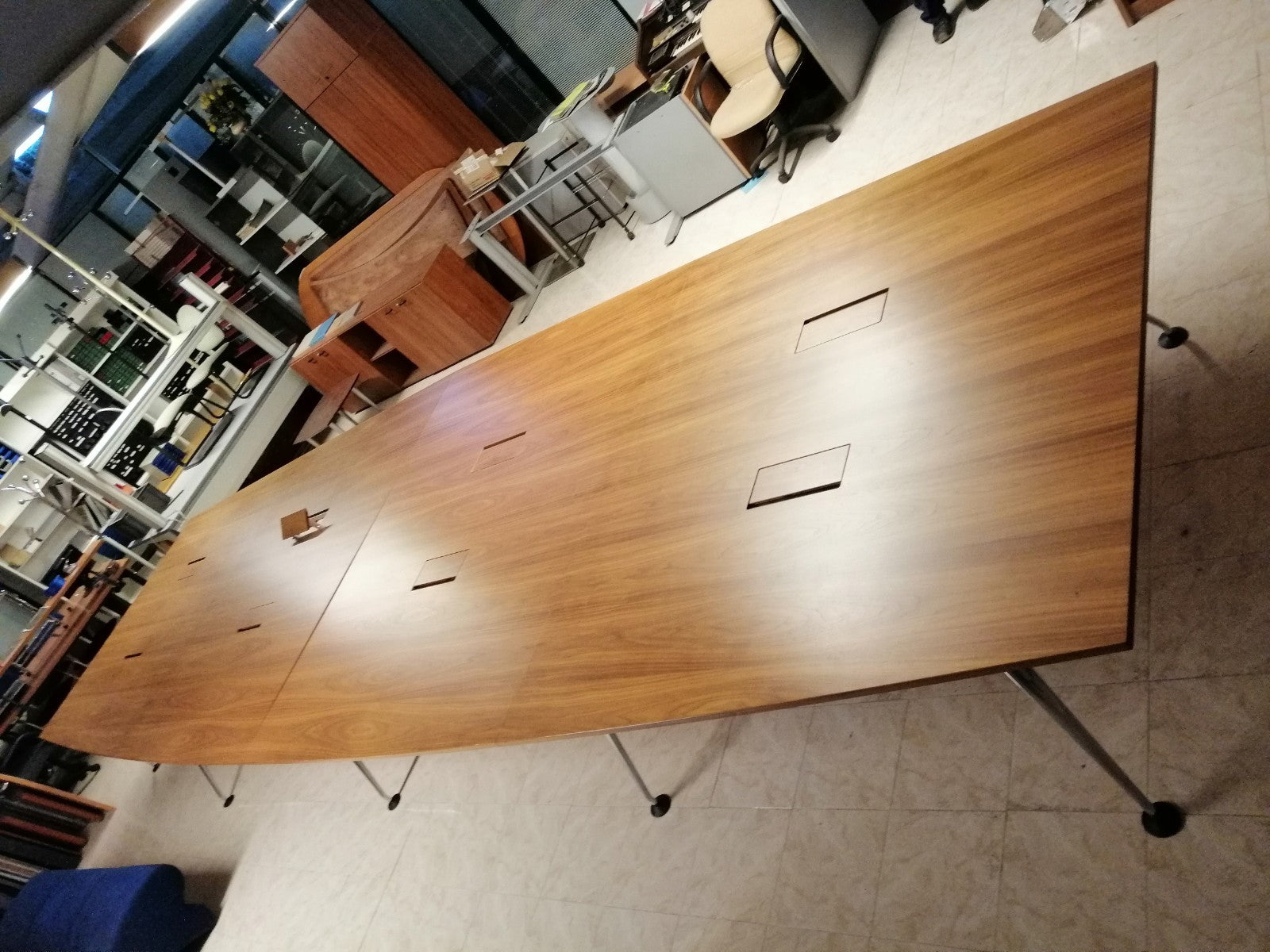 Mesa de reuniones nogal americano.