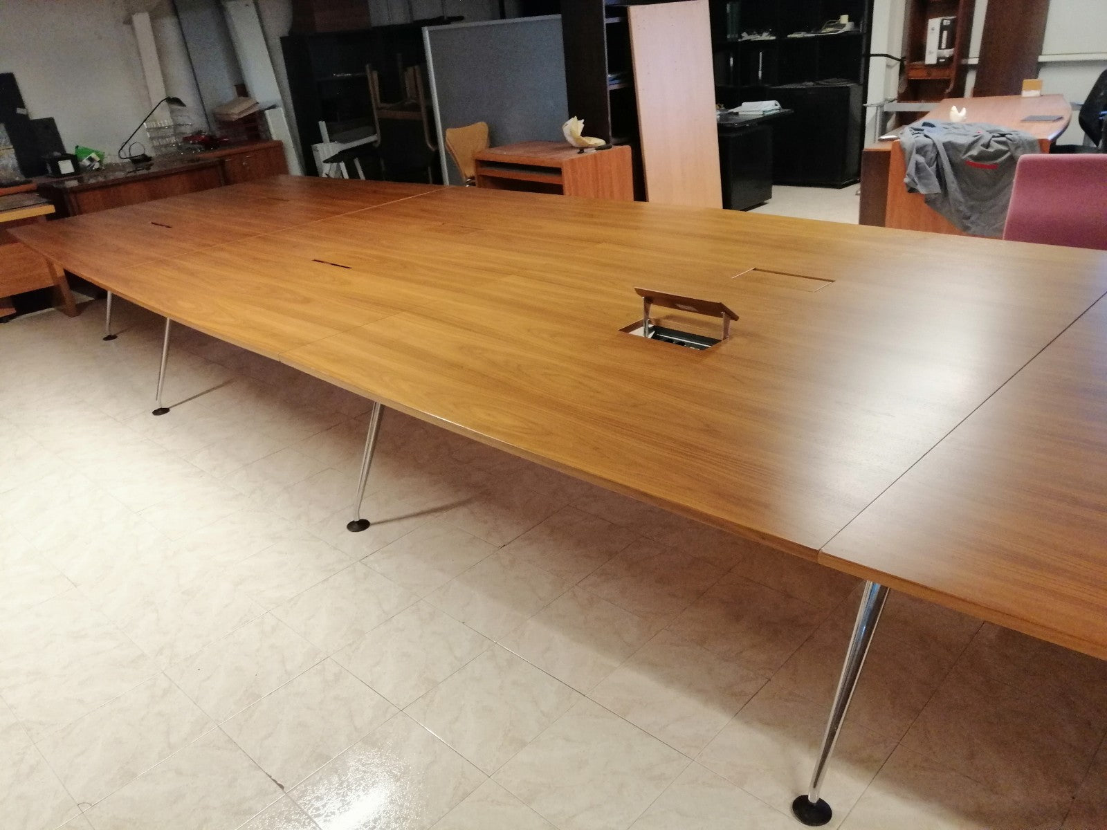 Mesa de reuniones nogal americano.